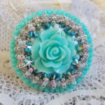 Blue Flowers Haute-Couture ring broderet med en harpiksrose og Swarovski-krystaller 